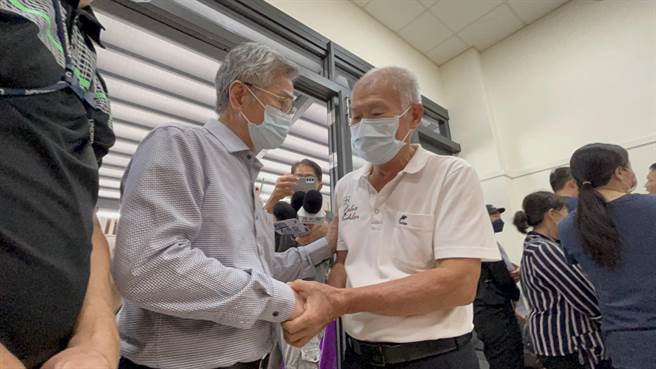 明扬董座刘安晧27日上午11时至殡仪馆向4名殉职勇消及罹难员工上香，他数度向家属握手鞠躬致歉。（谢佳潾摄）