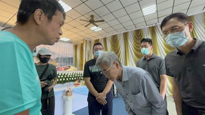 明扬董座刘安晧27日上午11时至殡仪馆向4名殉职勇消及罹难员工上香，他数度向家属握手鞠躬致歉。（谢佳潾摄）