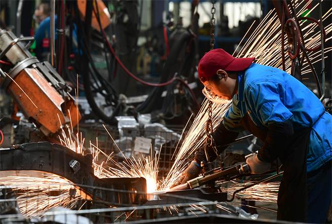 大陸部署實施專精特新中小企業就業創業揚帆計畫。圖為肥西縣桃花鎮安徽方圓機械公司工人焊接作業。（新華社資料照）