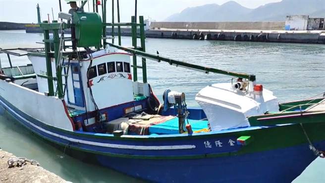 台东新港籍渔船金隆亿号出海作业时，1名船员突倒地昏迷，船长急驶回港。（民眾提供／萧嘉蕙台东传真）