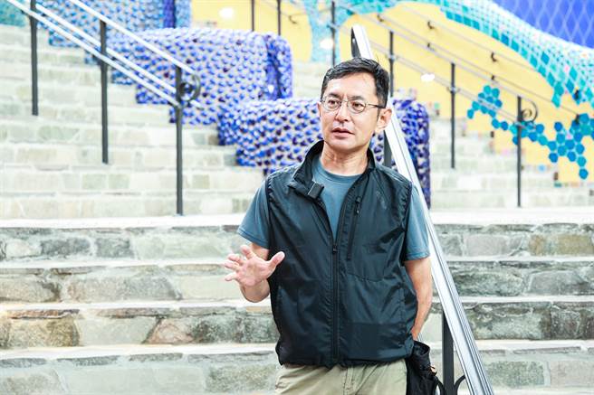 宫崎吾朗站在「大仓库」里的中央楼梯受访。（甲上提供／©️Studio Ghibli）