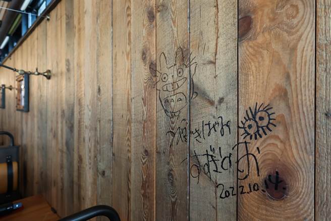 餐厅木板墙上有宫﨑骏、铃木敏夫的签名。（甲上提供／©️Studio Ghibli）