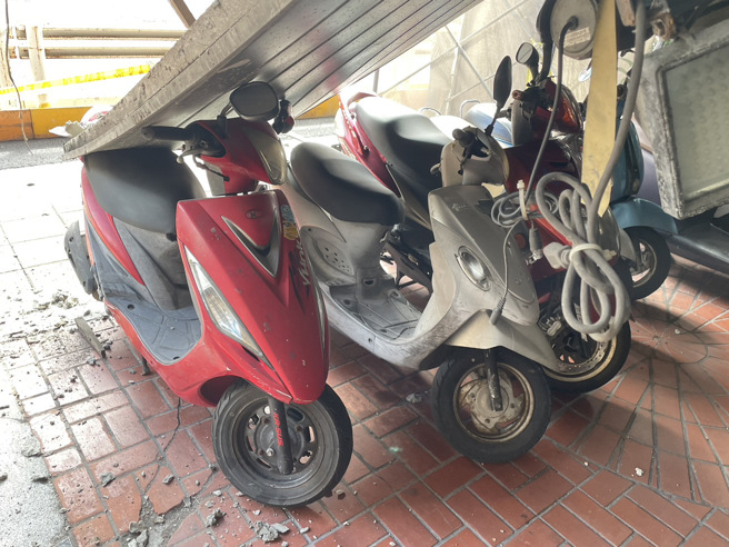 惊悚画面曝！北市诊所前骑楼天花板整片掉落…3机车惨遭重压。(警方提供)