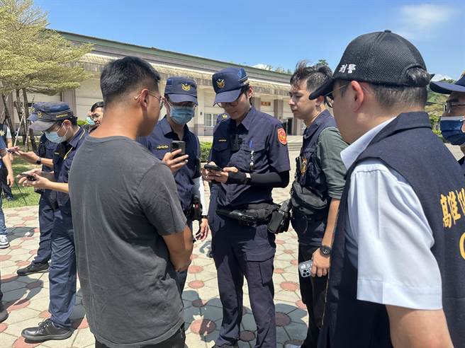 警方盘查画面。（任义宇摄）