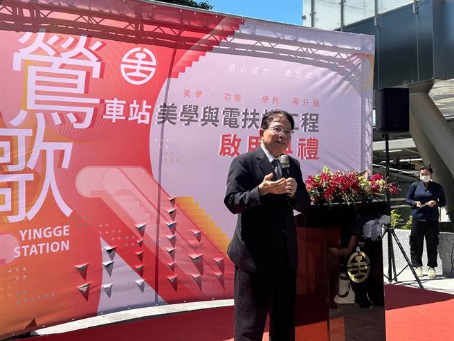 交通部长王国材到莺歌车站参与电扶梯落成典礼，增设12部电扶梯，服务年长者及行动不便旅客。（刘玮晴摄）