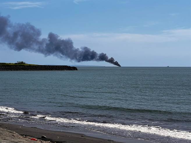 凤鼻头外西南方约2海浬外有渔船起火。（翻摄照片／洪靖宜高雄传真）