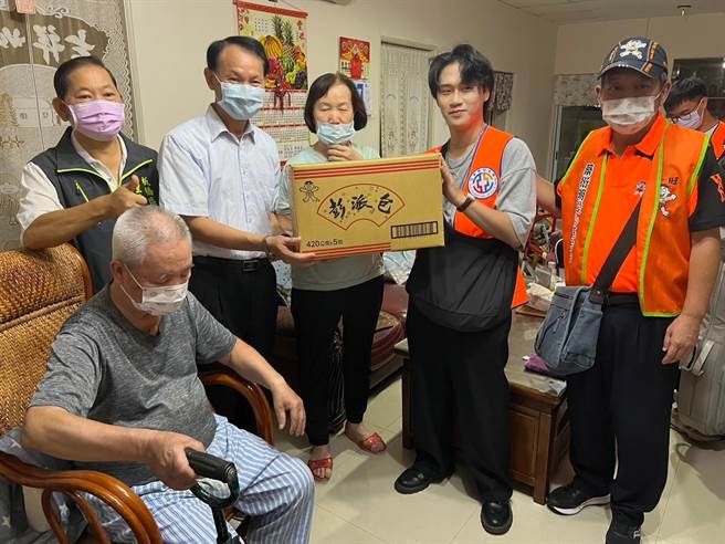 蔡衍明愛心基金會結合亞東科技大學、板橋華德里捐助弱勢家庭。（王揚傑攝）