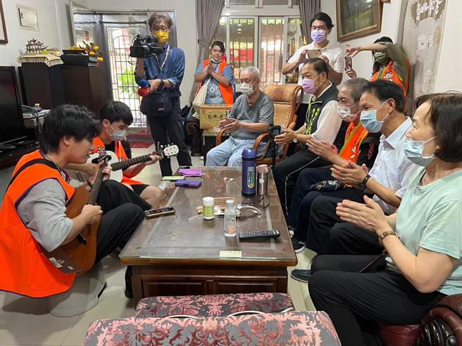 亞東科大吉他社同學為黃老先生演奏樂曲。（王揚傑攝）