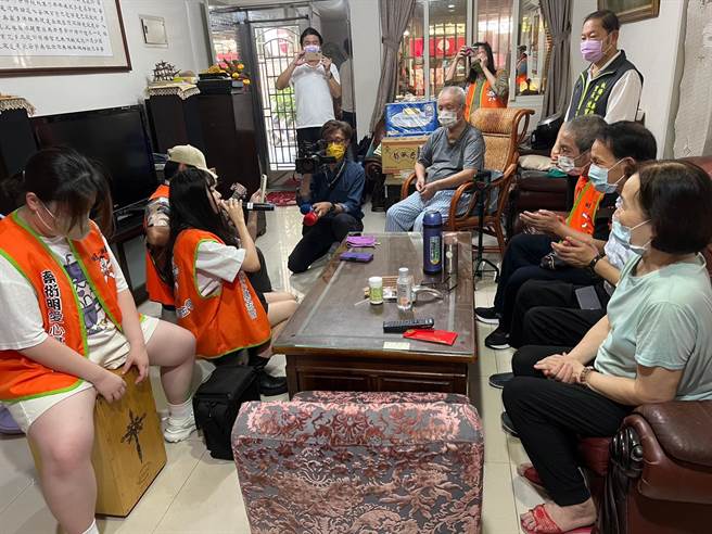 亞東科大熱音社同學為黃老先生獻唱歌曲。（王揚傑攝）