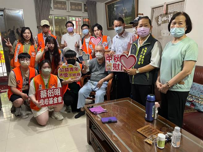 蔡衍明愛心基金會結合亞東科技大學、板橋華德里捐助弱勢家庭。（王揚傑攝）