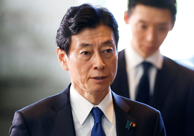 日本26日与哈萨克、吉尔吉斯、塔吉克、土库曼、乌兹别克等中亚五国首次举办部长级对话，讨论能源转型等议题。图为日本经济产业大臣西村康稔。（资料照／路透社）