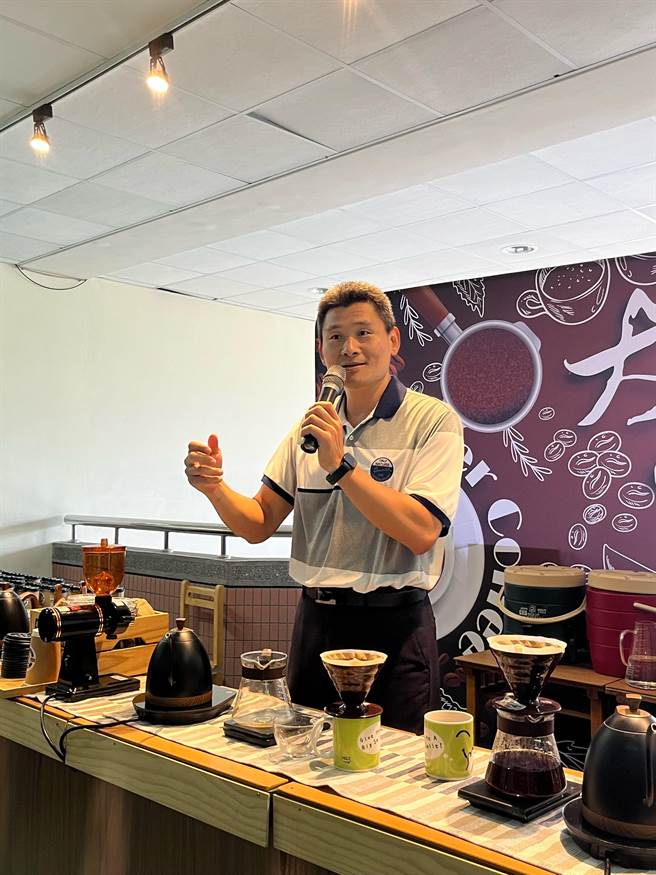 大竹国中校长林世倡说，校方于2018年推出高关怀适性课程盼提升学生对校园的认同感，让学生不再排斥到校上课。（陈梦茹摄）