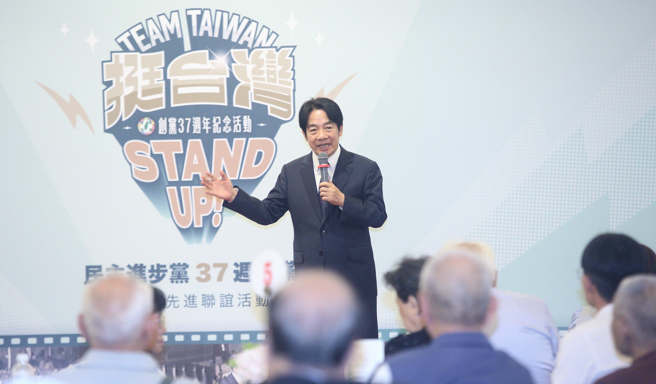 民进党总统参选人赖清德（中）27日在民进党37周年创党党员餐会致词表示，他很荣幸在歷史关键时刻担任党主席，一方面感到光荣，一方面则感到责任重大。他强调，民进党不只用全党力量希望担起歷史责任，也希望可以结合不分党派的力量，成功负起责任。（张铠乙摄）