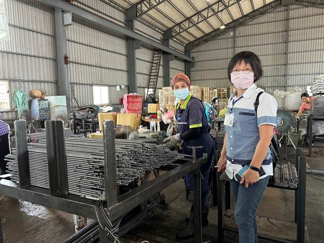 王大姐（左）在新营就业中心就服员李美琴（右）积极推介并运用就业促进工具，顺利录取。（劳动力发展署云嘉南分署提供／张毓翎台南传真）