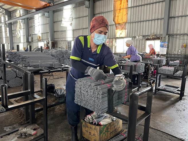 听语障碍者王大姐因疫情被前公司资遣，所幸在求助新营中心后，顺利找到工作。（劳动力发展署云嘉南分署提供／张毓翎台南传真）