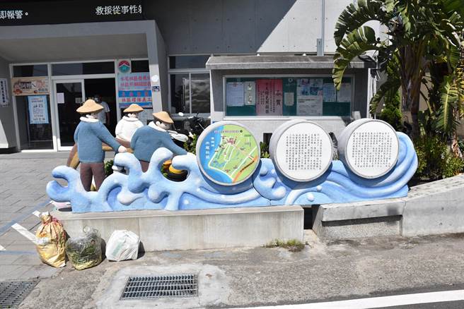 後龍鎮水尾社區最新景觀裝置以牽罟為題，吸引許多遊客來打卡。（謝明俊攝）