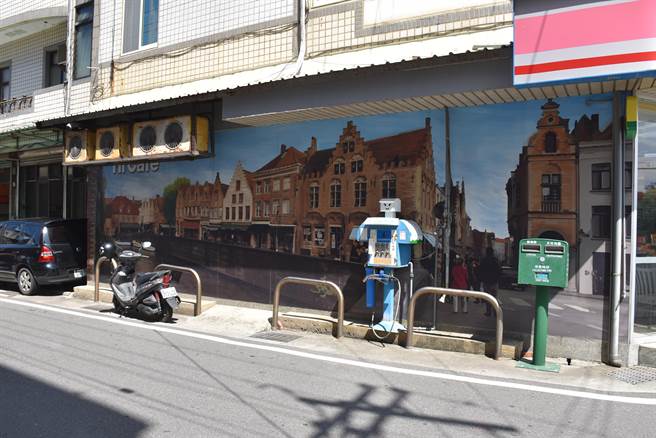 後龍鎮水尾社區入口最新景觀壁畫，吸引許多遊客來打卡。（謝明俊攝）