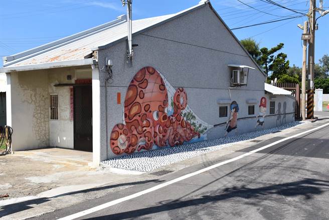 後龍鎮水尾社區最新景觀壁畫牽罟，讓老舊民宅煥然一新。（謝明俊攝）