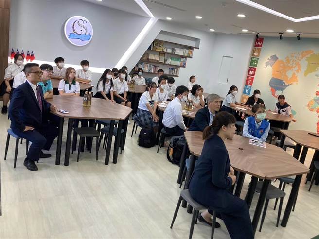 日本鹿儿岛县教育厅27日赴竹南镇君毅高中参访。（君毅高中提供／谢明俊苗栗传真）