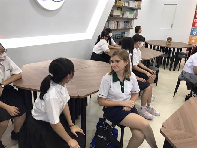 日本鹿儿岛县教育厅27日赴竹南镇君毅高中参访。（君毅高中提供／谢明俊苗栗传真）