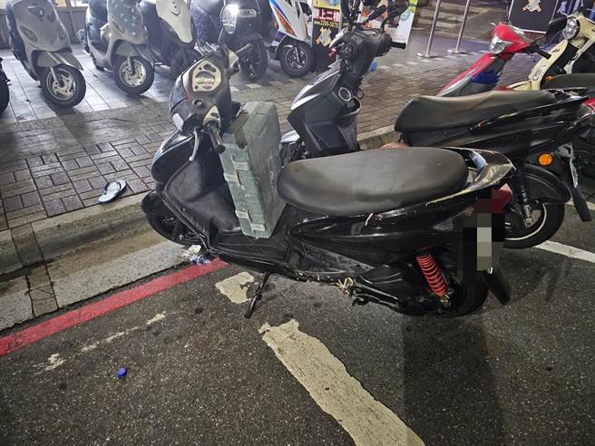 蔡嫌犯案用的机车以及偷来的工具箱全遭警方查扣。（警方提供）