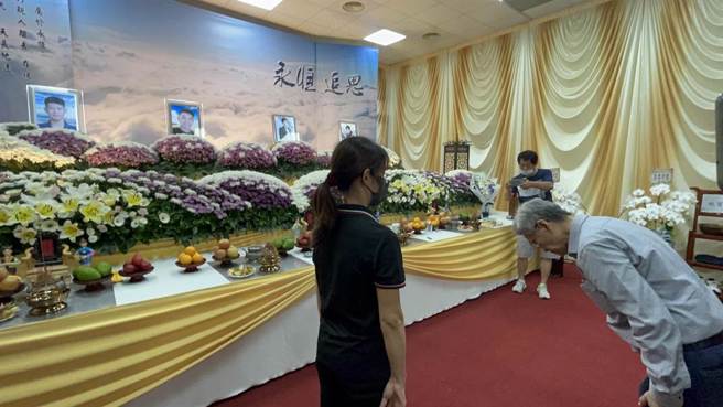明揚董座劉安晧27日上午11時至殯儀館向4名殉職勇消及罹難員工上香，他數度向家屬握手鞠躬致歉。（謝佳潾攝）