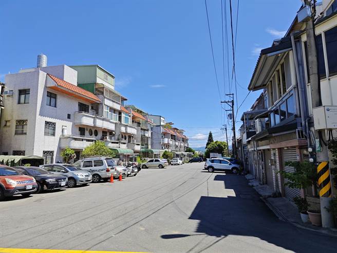 桃园市平镇区东光路201巷拓宽经费庞大置碍难行，市府工务局说将先行拓宽瓶颈道路。（吕筱蝉摄）