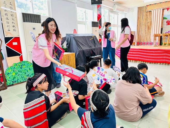 台积电F12A厂与喜憨儿基金会合作送爱到部落计画迈入第5年，今年号召热血员工加入送爱到部落的行列。（喜憨儿基金会提供／邱立雅竹县传真）