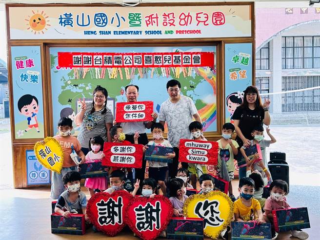 台积电F12A厂与喜憨儿基金会合作送爱到部落计画迈入第5年，短短时间内认捐数量即高达1136盒月饼。（喜憨儿基金会提供／邱立雅竹县传真）