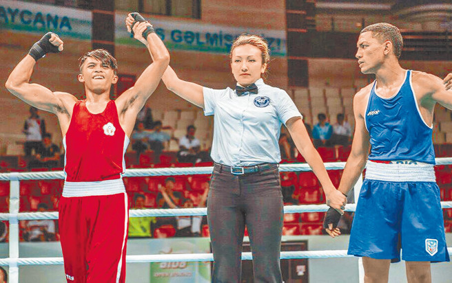 排湾族拳击好手赖主恩(左)在杭州亚运会上二连胜闯进八强。(本报资料照)