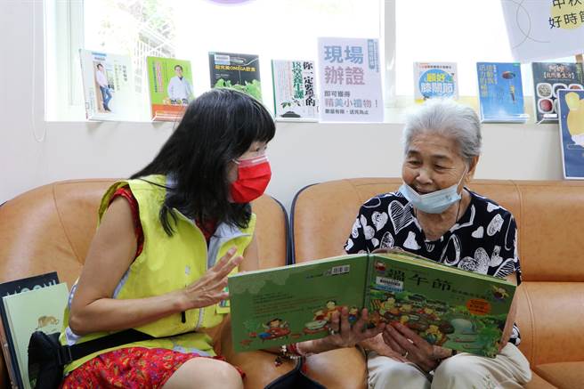 故事志工念书给托老中心的长者们听。（新北市立图书馆提供）