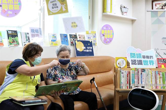 故事志工念书给托老中心的长者们听。（新北市立图书馆提供）