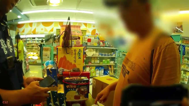 麦男担心通缉身分被发现，刻意选深夜到超商领包裹，却还是遭逮。（翻摄画面）