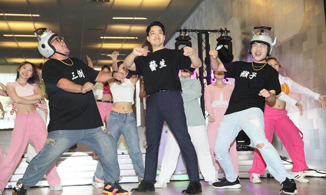 为响应文化部成年礼金政策，台北市政府文化局推出「你看戏．我埋单」限定活动，11月起有4场精彩表演，开放设籍北市青年18到21岁登记抽籤，即可取得免费入场机会，1人中奖还可2人同行，市长蒋万安（中）27日在宣告活动记者会上演出。（张铠乙摄）