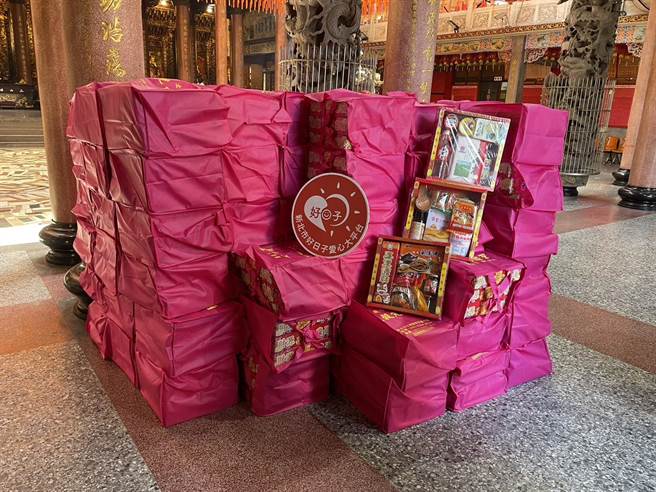 土城五谷先帝庙捐赠220份澎湃包及白米给新北市好日子爱心大平台，以转送弱势家户。（社会局提供）