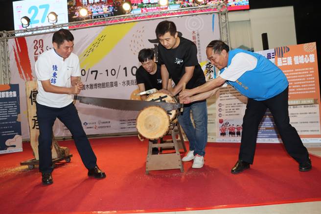 縣長鍾東錦和三義鄉長呂明忠體驗雙人鋸木。（苗栗縣政府提供／李京昇苗栗傳真）