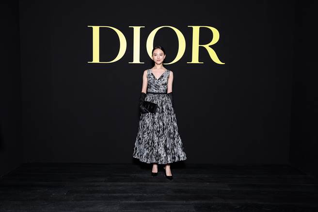 日本女星兼品牌好友清原果耶也飞来巴黎看秀，入场前开心到一直请经纪人帮她侧拍。（Dior提供／黄唯淯巴黎传真）