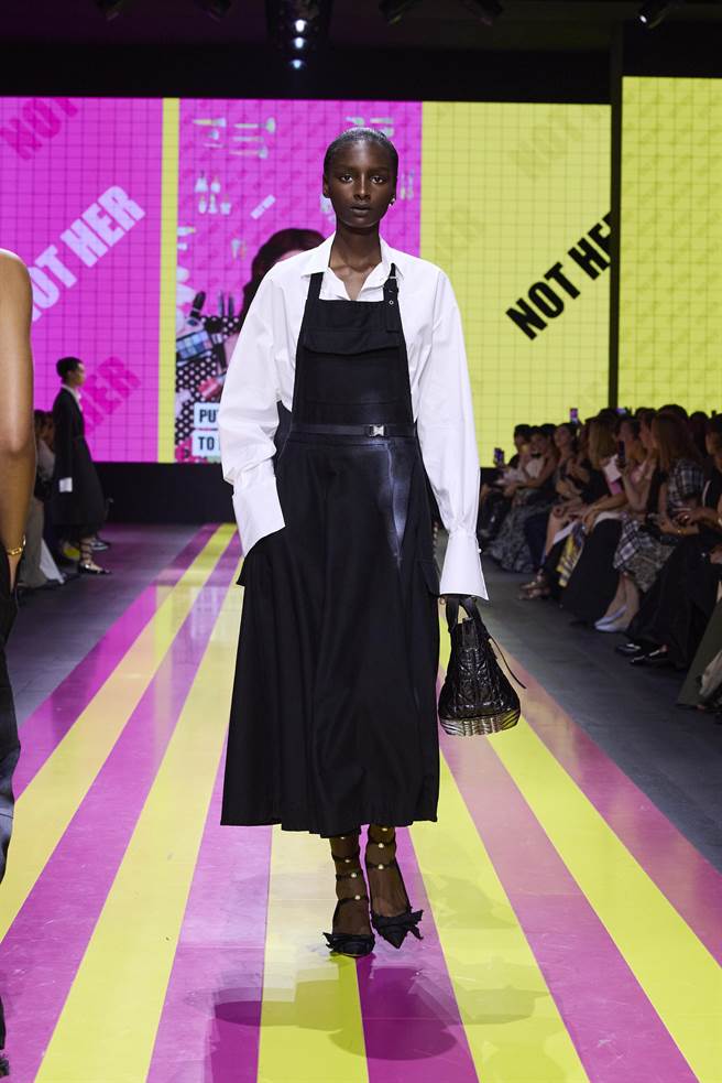 家事围裙转化为时装秀的一部份，也加强了Maria此次大秀核心思想。（Dior提供／黄唯淯巴黎传真）