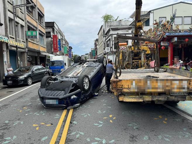 驾驶疑似打瞌睡自撞翻车。（罗东分局提供／吴佩蓉宜兰传真）