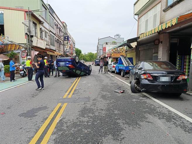 驾驶疑似打瞌睡自撞翻车。（罗东分局提供／吴佩蓉宜兰传真）