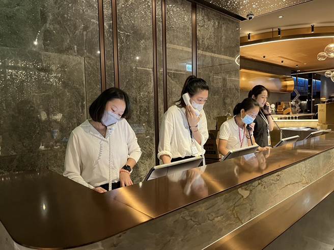 汉来岛语自助餐厅首日开放订位 ，3500座位半小时订完。（汉来提供）