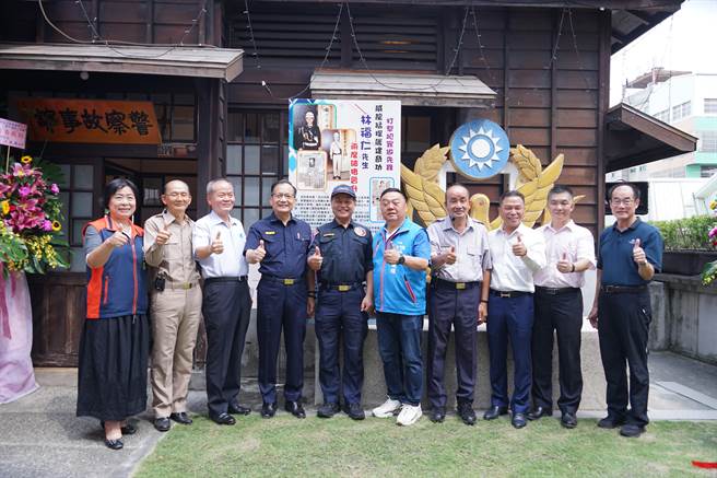 县警局长张国雄、员林市长游振雄，退警林福仁等人27日齐聚故事馆，听林福仁分享破格升迁的精彩故事，带领大家重回歷史。(吴建辉摄)