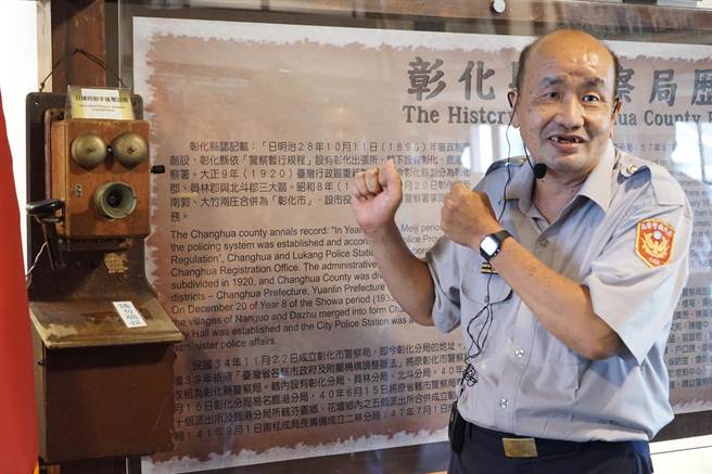 退休人员警务员倪宗英，也现身担任导览员。(吴建辉摄)