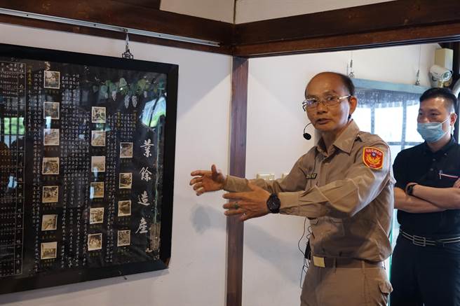 退警人员曾任组长的何芳棋，穿着卡其色的警察制服担任导览员。(吴建辉摄)