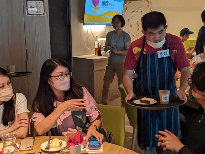 来自第一社福基金会的8位心智障碍者，今天服务70多位「等路下午茶」的客人，这场下午茶的点餐、出餐虽非专业等级，但是客人都能耐心等待这群童心宝贝们「不完美的服务」。（第一社福基金会提供／林良齐台北传真）