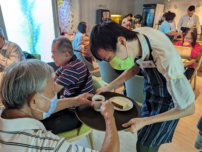 来自第一社福基金会的8位心智障碍者，今天服务70多位「等路下午茶」的客人，这场下午茶的点餐、出餐虽非专业等级，但是客人都能耐心等待这群童心宝贝们「不完美的服务」。（第一社福基金会提供／林良齐台北传真）