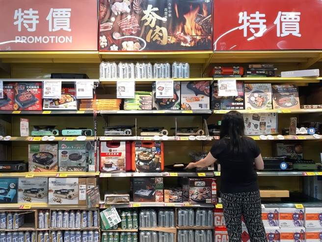 抢攻中秋节的烤肉商机，家乐福推一站式购物方式。（家乐福提供）