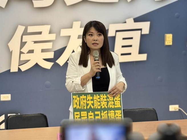 国民党高市第6选区立委参选人、市议员陈美雅踢爆，有民眾在前镇区蛋行买到黑色发臭鸡蛋。（柯宗纬摄）