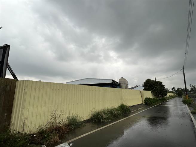 位在屏东的「新兴隆牧场」表示，他是将厂房租给涂万财，所以不清楚状况，明年考虑是否续约。（谢佳潾摄）