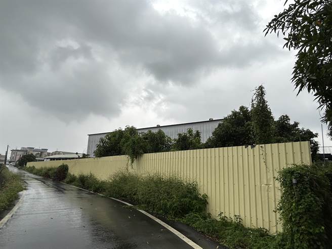 位在屏东的「新兴隆牧场」表示，他是将厂房租给涂万财，所以不清楚状况，明年考虑是否续约。（谢佳潾摄）